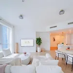 Modern & Bright 1 Bedroom Marina Apartment